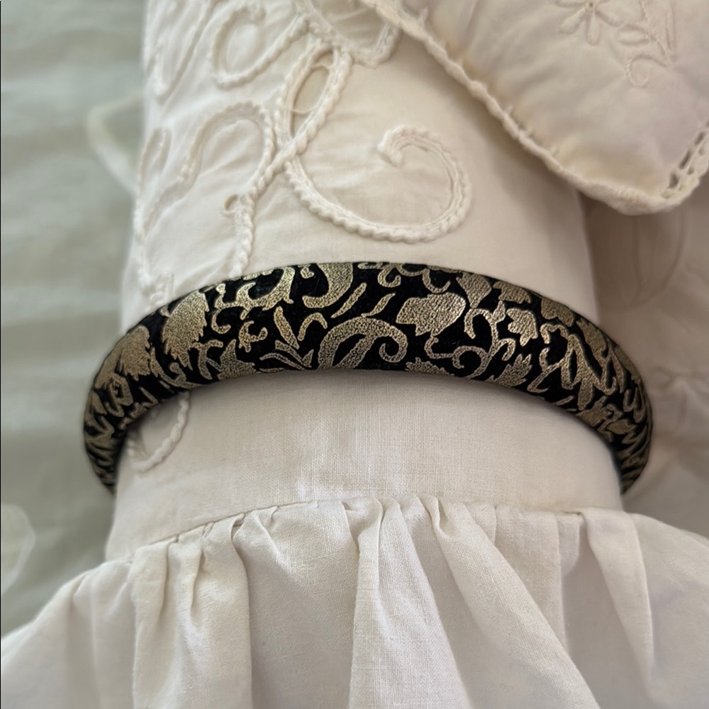 Elegant Black and Gold Fabric Headband. Excellent condition see photos